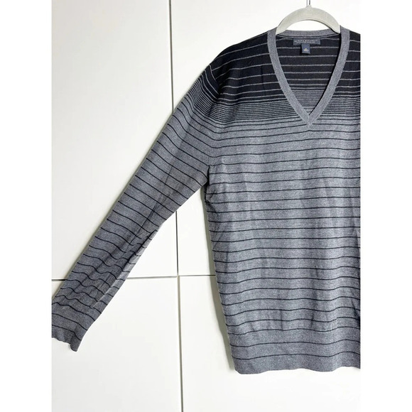 Banana Republic Mens 100% Merino Wool Sweater Size Medium Gray Black Stripe - Picture 2 of 6
